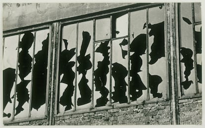 Brassaï, 'Les lézardes [Las grietas]', 1931-1933. Plata en gelatina, 17 x 27,7 cm. TEA Tenerife Espacio de las Artes, Cabildo Insular de Tenerife. Depósito de la Colección Ordóñez-Falcón de Fotografía © Estate Brassaï-RMN.