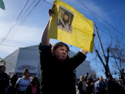 Una manifestante lleva un cartel en el que pide justicia por Morena Domínguez, una niña de 11 años que murió por un robo, en Buenos Aires.