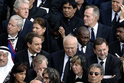 Rodríguez Zapatero aparece en el centro de la foto junto a Moratinos y Rajoy. Detrás, Bush padre y Clinton.