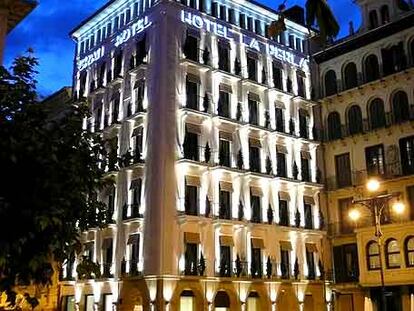 La fachada del Gran Hotel La Perla de Pamplona, con la nueva iluminación.