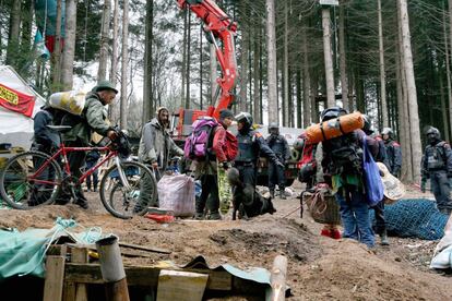 Els Mossos desallotgen un grup d'activistes que havien acampat en un bosc proper a Sant Hilari Sacalm (Selva) contra la MAT el 2010.