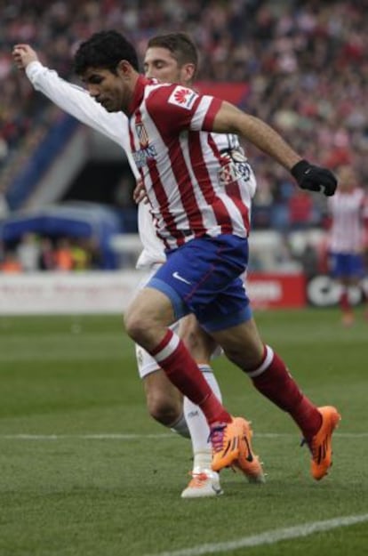 Costa con Ramos, en la acción en la que el Atlético reclamó penalti