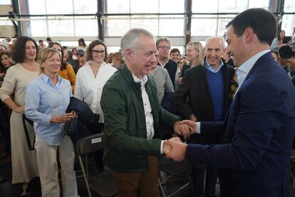 Saludo entre el Lehendakari, Iñigo Urkullu, y el candidato del PNV a la presidencia del País Vasco, Imanol Pradales, este sábado en Durango (Bizkaia).
