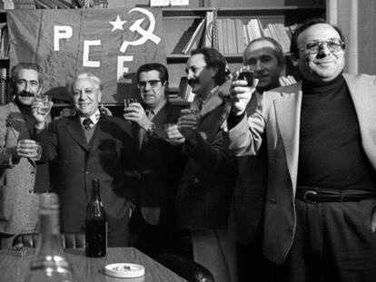 Miembros del Partido Comunista de España (PCE) muestran su alegría tras conocer la noticia de la legalización del Partido. En la imagen, Ramón Tamames (i), Armando López Salinas (2i), Ignacio Gallego (3i), Víctor Díaz Cardiel (c), y Eugenio Triana (3d), junto a otros militantes.