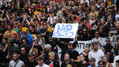 Manifestación en Hamburgo contra el G20 convocada bajo el lema "solidaridad sin fronteras". / AFP PHOTO / STEFFI LOOS