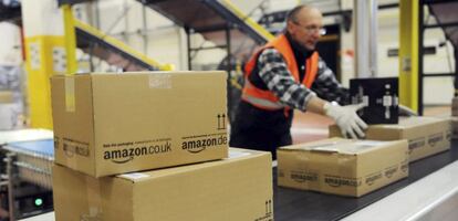 Un empleado del gigante estadounidense de las ventas por internet Amazon trabajado en un centro logístico.