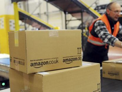 Un empleado del gigante estadounidense de las ventas por internet Amazon trabajado en un centro log&iacute;stico. 