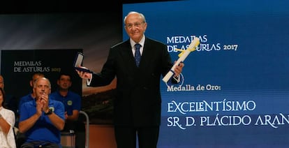 Imagen de archivo de Plácido Arango tras recibir la medalla de Asturias 2017.