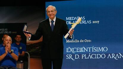 Imagen de archivo de Plácido Arango tras recibir la medalla de Asturias 2017.