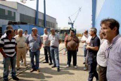 Trabajadores de los astilleros de Freire durante el encierro que comenzaron ayer en sus instalaciones hasta el pronunciamiento de la Comisión Europea sobre el "tax-lease".
