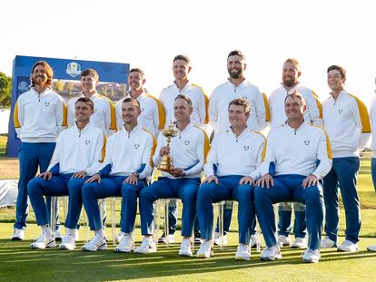 El equipo europeo de la Ryder, con el capitán, Luke Donald, con el trofeo.