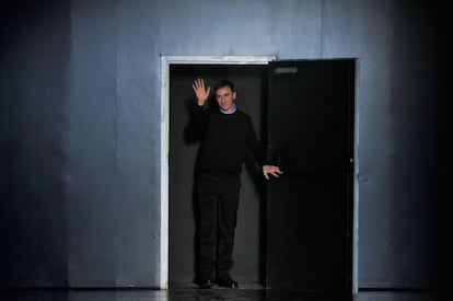 Si alguien sabe estos das lo que es el foco meditico es Raf Simons. Nadie se pronuncia sobre si finalmente ser l quien ocupe el puesto vacante de director creativo en Dior. ?l, mientras guarda silencio, sigue trabajando en Jil Sander. La coleccin masculina de oto?o/invierno 2012 que ha ideado para la firma parte de un hombre misterioso que bebe de pelculas como 'Shame' o 'American Psycho'. Tras varias temporadas de intensos colores, Simons vuelve al negro. Eso s, puntuado por animales y motivos infantiles.