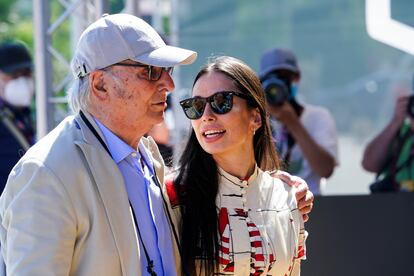 Carlos Saura y su hija Anna, en la puerta del hotel María Cristina, en San Sebastián.