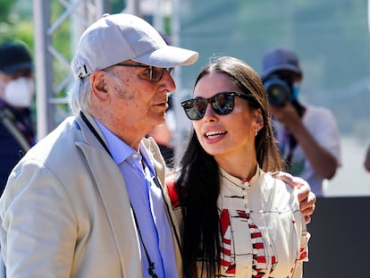 Carlos Saura y su hija Anna, en la puerta del hotel María Cristina, en San Sebastián.