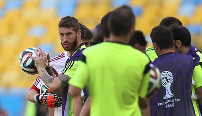 Sergio Ramos sostiene el balón con las manos.