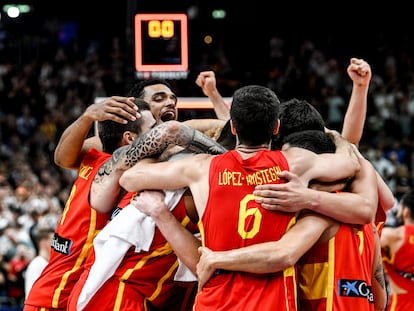 Los jugadores de España celebran su victoria después de ganar la semifinal ante Alemania.