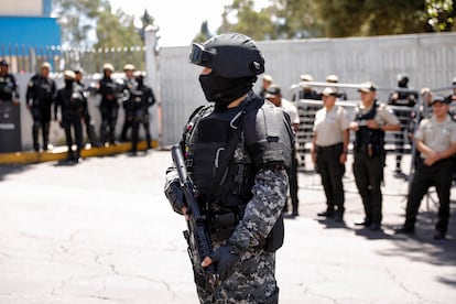 Elementos de la policía custodian el Servicio Nacional de Medicina Legal y Ciencias Forenses de Ecuador, lugar a donde fueron llevados los restos de Fernando Villavicencio.