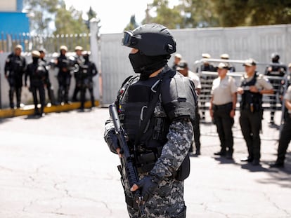 Elementos de la policía custodian el Servicio Nacional de Medicina Legal y Ciencias Forenses de Ecuador, lugar a donde fueron llevados los restos de Fernando Villavicencio.