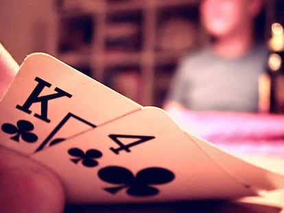 En la modalidad Texas hold'em del póquer, los jugadores juegan con dos cartas ocultas y el resto descubiertas.