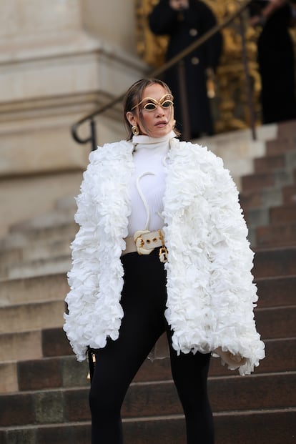 Jennifer Lopez a su llegada al desfile de alta costura de Schiaparelli, el 22 de enero durante la semana de la moda de París.