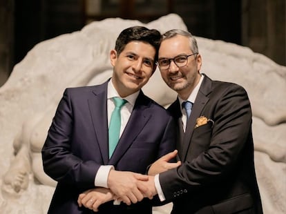 Martín Borrego Llorente y Ionut Valcu junto a una escultura en el Museo Nacional de Arte, en octubre de 2024.