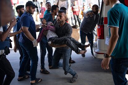 Un ni?o palestino herido en la Franja de Gaza es trasladado a un hospital en Khan Younis.  