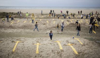 Las cruces colocadas en la playa de Mataró la semana pasada.