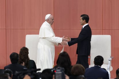 El papa Francisco saluda al presidente de México, Enrique Peña Nieto, ayer durante su ceremonia de bienvenida en el Palacio Nacional de Ciudad de México.