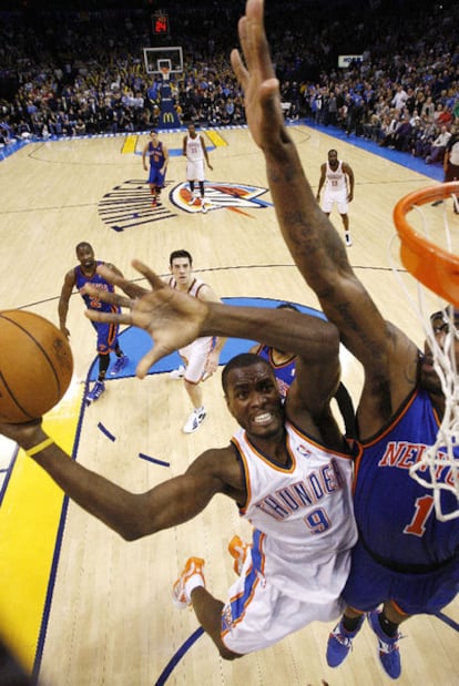 Ibaka intenta encestar ante Stoudemire en un Oklahoma-Nueva York.