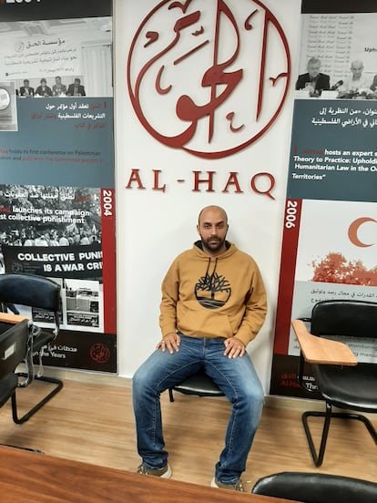 Ghassan Halaika, investigador de la ONG palestina Al Haq, cuyo teléfono fue intervenido con el sistema de espionaje Pegasus, el jueves en la sede de su organización en Ramala (Cisjordania).