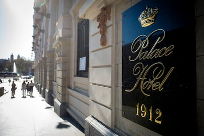 Placa de la fachada del Hotel Palace, abierto en 1912 en Madrid.