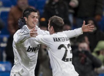 Cristiano y Van der Vaart celebran uno de los goles del Real Madrid.