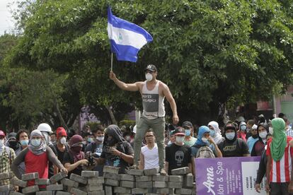 Un estudiante ondea la bandera en una protesta en Nicaragua en 2018.