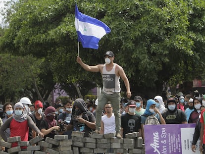 Un estudiante ondea la bandera en una protesta en Nicaragua en 2018.