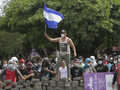 Un estudiante ondea la bandera en una protesta en Nicaragua en 2018.