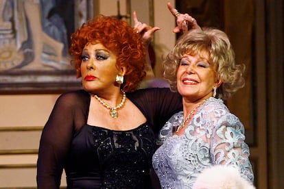 Silvia Pinal e Irma Lozano durante una función especial de la obra de teatro 'Adorables Enemigas', en el Teatro Diego Rivera, en Ciudad de México. En septiembre de 2009.  