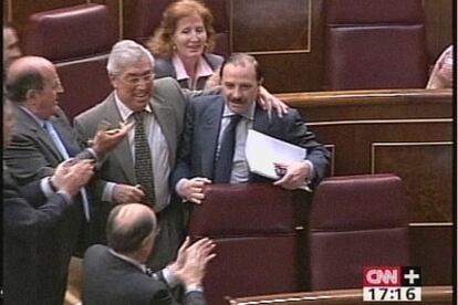 Martínez Pujalte, en el momento en que abandona su escaño tras ser expulsado por el presidente del Congreso, Manuel Marín.