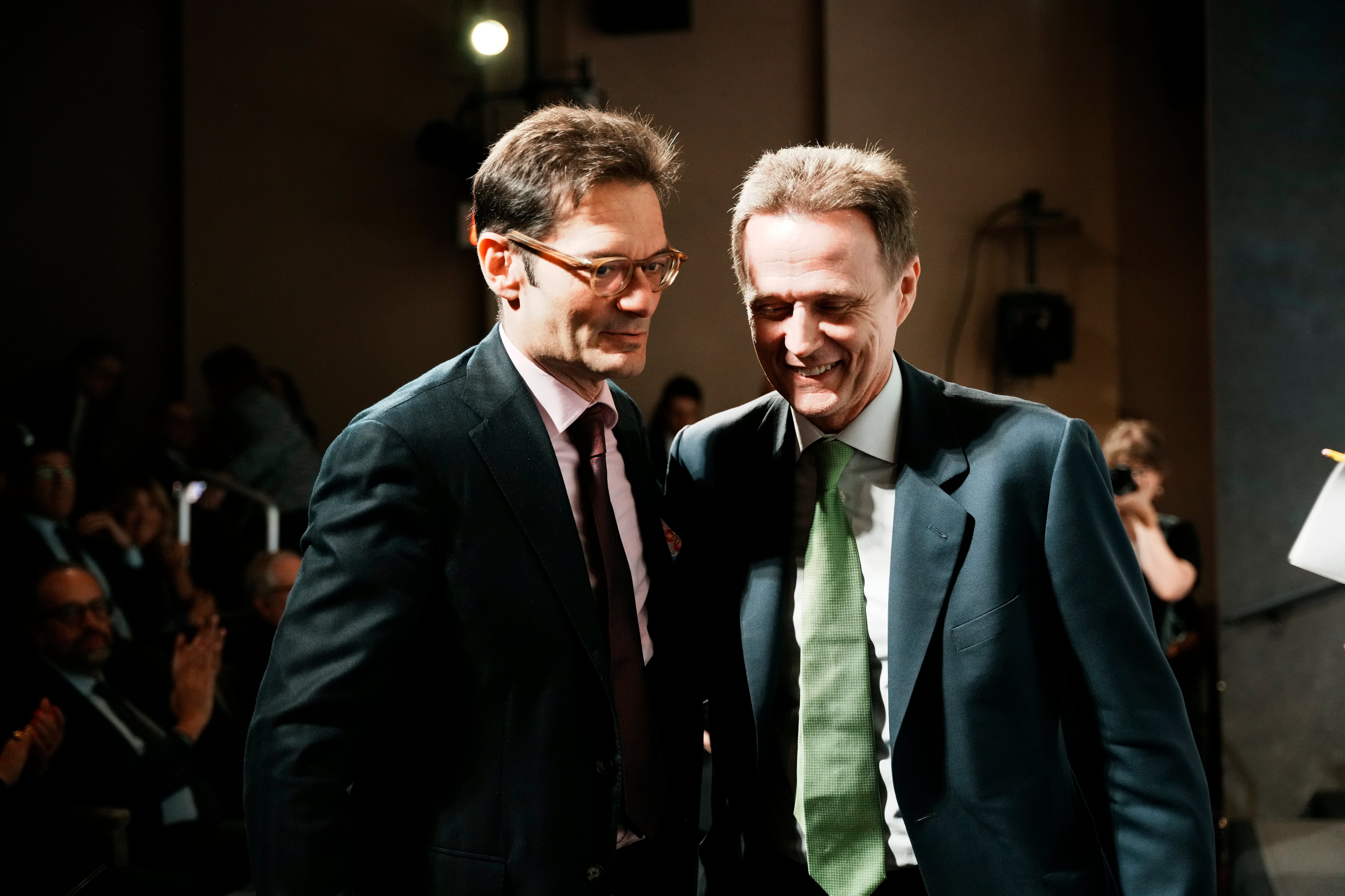 Joseph Oughourlian, presidente de Prisa, grupo editor de EL PAÍS, y Pedro Azagra, durante el foro.