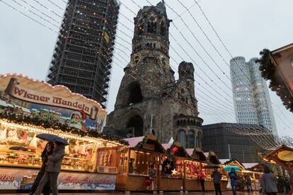 Vista general del Mercado de Navidad en la Breitscheidplatz de Berlín.