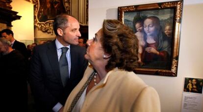 Francisco Camps y Rita Barberá, en la exposición <i>La gloria del barroco</i>, en la iglesia de San Juan de la Cruz de Valencia.