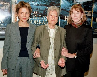 De izquierda a derecha, Elena Anaya, Asunción Balaguer y Mercedes Sampietro, las tres actrices protagonistas de la película 'Las Huellas Borradas', cinta premiada en el Festival de Cine Español de Málaga, en la presentación en Madrid, en noviembre de 1999.