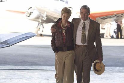 En el biopic de la legendaria piloto Amelia Earhart, Richard Gere da vida al editor y escritor George P. Putnam, esposo de Earthart. Aunque en la vida real solo era diez años mayor que la malograda aventurera, la diferencia que separa a Hilary Swank y Gere es de 25 años.