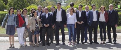 Pedro Sánchez con el presidente de Aragón y el equipo del cambio del PSOE.