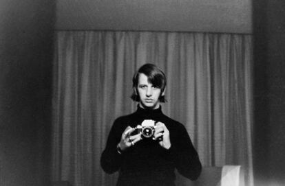 Un veinteañero Ringo Starr, con una de las cámaras con las que fotografiaba las aventuras de los Beatles.