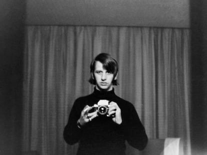 Un veinteañero Ringo Starr, con una de las cámaras con las que fotografiaba las aventuras de los Beatles.