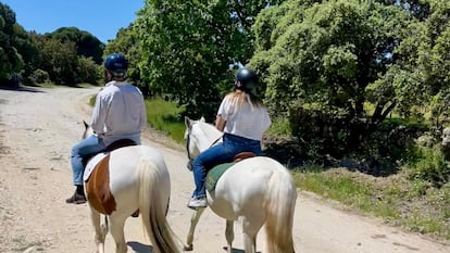 Un cliente disfruta de un paseo a caballo, el domingo pasado en el centro hípico Mojadillas.