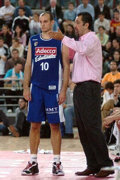 Carlos Jiménez recibe instrucciones de Juan Antonio Orenga durante su etapa en el Estudiantes.