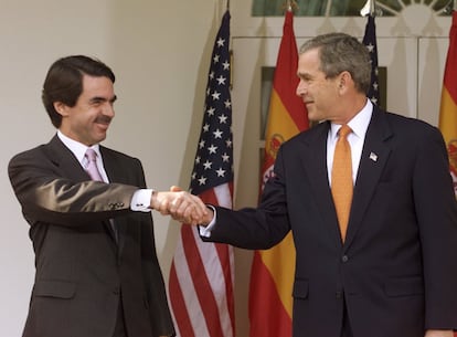 George W. Bush  José María Aznar se estrechan la mano antes del inicio de una conferencia de prensa conjunta en la Casa Blanca, tras la entrevista que mantuvieron durante un viaje de Aznar a Estados Unidos, en 2001
