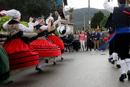 A su llegada, los Reyes de España y la Princesa de Asturias, acompañados por el presidente del Principado, Adrián Barbón, y por el alcalde de Valdés, Óscar Pérez, han presenciado la actuación de un grupo de baile regional mientras visitaban la parroquia de Cadavedo. 