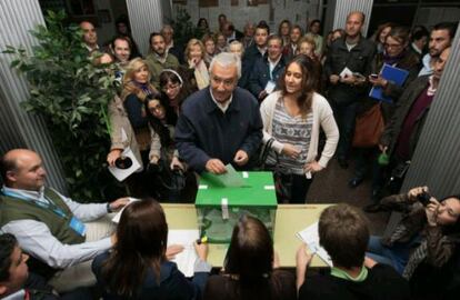 La foto que ha tuiteado hoy Javier Arenas, en la que se le ve votando.
